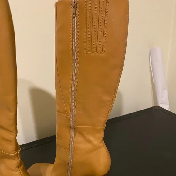 Diba Elegant Tan Knee-High Women's Size 8M Leather Square Toe Boots w/4” Heel - Picture 15 of 16